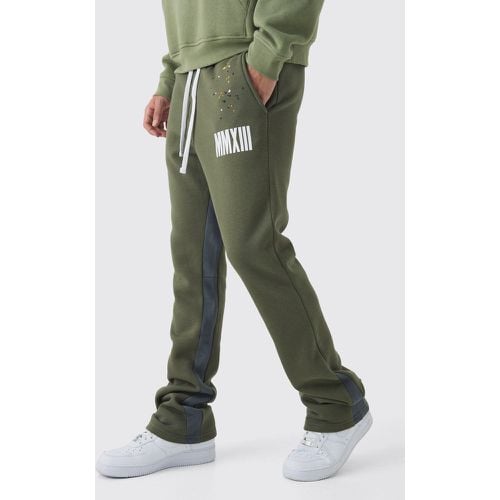 Pantalón Deportivo De Campana Man Ajustado Con Pernera Plisada Y Salpicaduras De Pintura - boohoo - Modalova