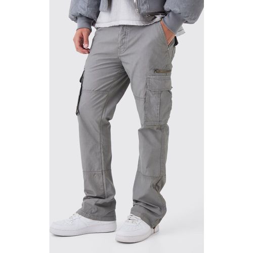 Pantaloni Cargo Slim Fit sovratinti in lavaggio acido con zip, inserti e zip - boohoo - Modalova