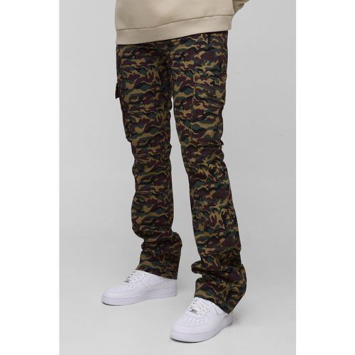 Pantaloni Cargo Tall slavati in nylon ripstop con pieghe sul fondo e zip in fantasia militare - boohoo - Modalova