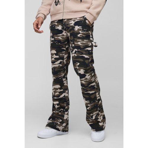 Jeans a zampa stile Carpenter in fantasia militare con inserti e fondo grezzo - boohoo - Modalova