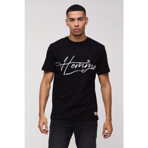 T-shirt Regular Fit con stampa Homme in gomma ed etichetta in tessuto - boohoo - Modalova