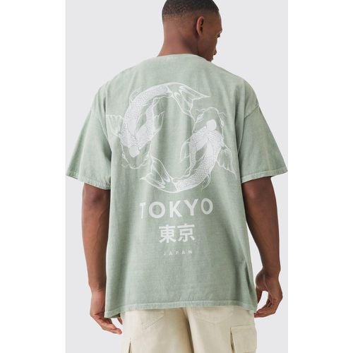 T-shirt oversize slavata con stampa Tokyo e girocollo esteso - boohoo - Modalova