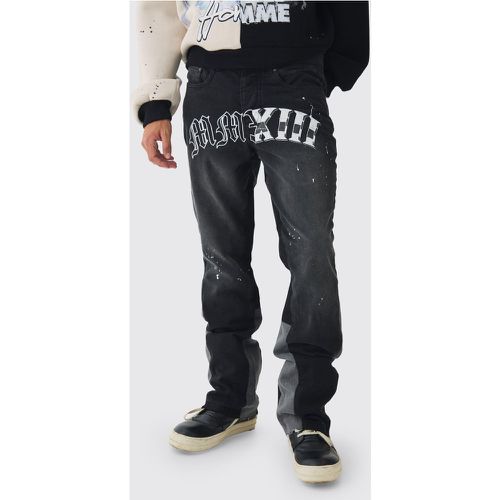 Jeans a zampa Slim Fit in denim rigido slavato con inserti e schizzi di colore - boohoo - Modalova