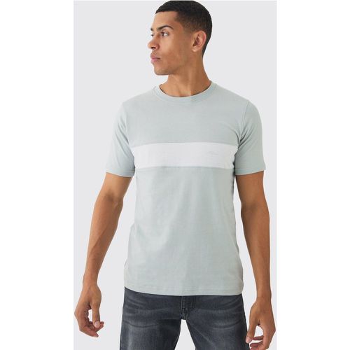 T-shirt attillata a blocchi di colore con scritta Man - boohoo - Modalova