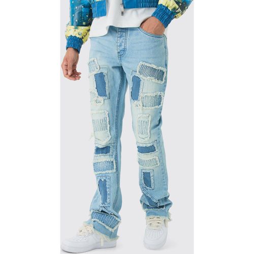 Jeans a zampa Slim Fit con strappi & rattoppi e pieghe sul fondo - boohoo - Modalova