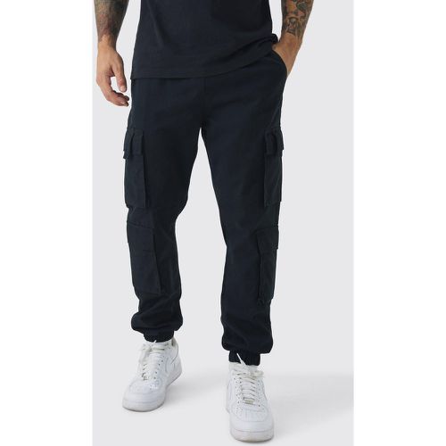 Pantaloni tuta Slim Fit con tasche Cargo e vita elasticizzata - boohoo - Modalova