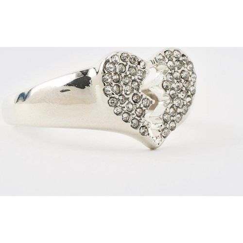 Anillo Plateado Con Corazón Roto E Incrustaciones - boohoo - Modalova