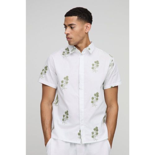 Camisa Regular Con Bordado 3D Y Solapa Oculta - boohoo - Modalova