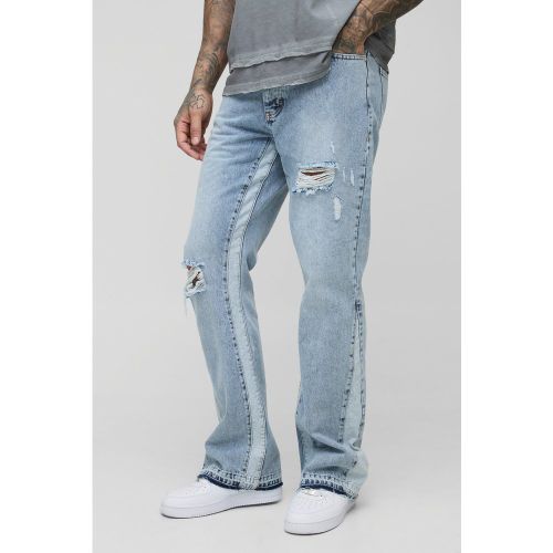 Jeans a zampa Tall Slim Fit con inserti e pannelli a effetto consumato - boohoo - Modalova