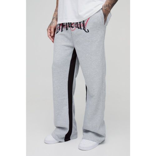 Pantaloni tuta Tall rilassati a zampa con ricami Official - boohoo - Modalova