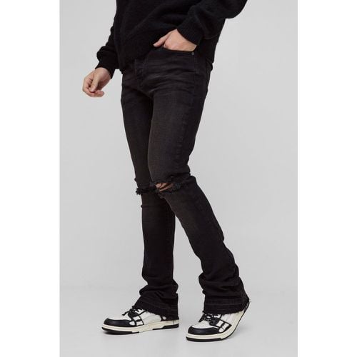 Jeans a zampa Skinny Fit con strappi sul ginocchio e pieghe sul fondo - boohoo - Modalova