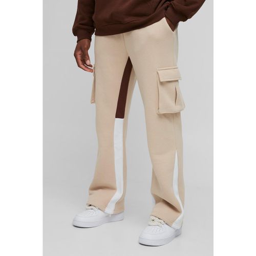 Pantaloni tuta Cargo Regular Fit con inserti e fondo grezzo - boohoo - Modalova