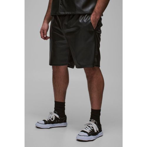 Pantaloncini da basket Plus Size in PU con pieghe - boohoo - Modalova