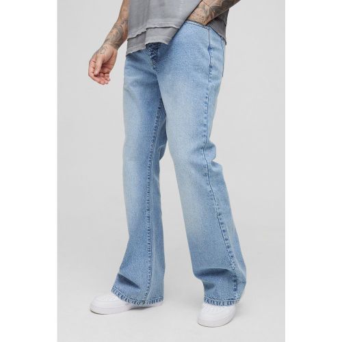 Jeans a zampa Tall rilassati con pieghe frontali - boohoo - Modalova