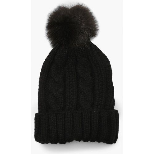 Berretto Beanie in maglia intrecciata con finto pon pon - boohoo - Modalova