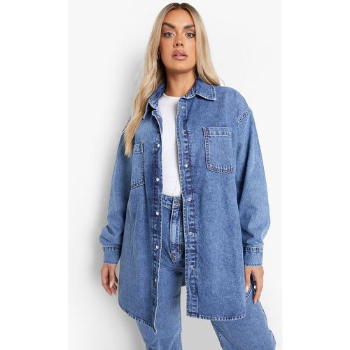 Camicia in denim Plus Size oversize in lavaggio acido con tasche - boohoo - Modalova