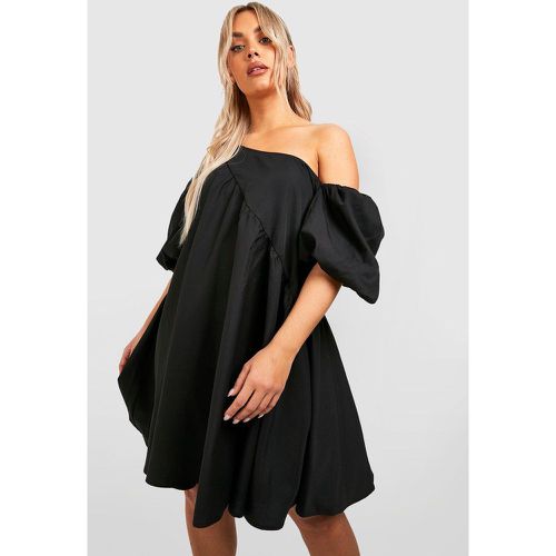 Vestito grembiule Plus Size asimmetrico con spalle scoperte - boohoo - Modalova