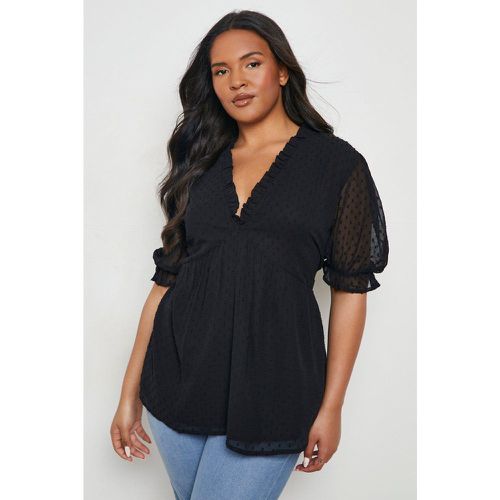 Top Plus Size in rete plumetis con arricciature e volant sul fondo - boohoo - Modalova