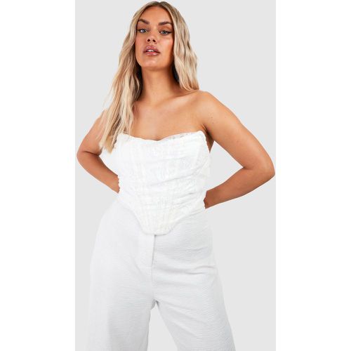 Top a corsetto Plus Size a punta in pizzo con ruches - boohoo - Modalova