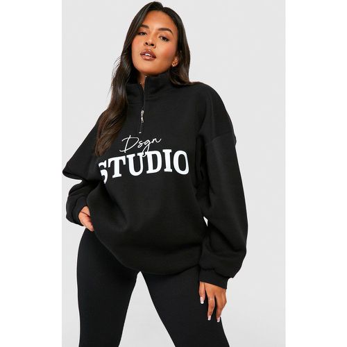 Felpa Plus Size con scritta Dsgn Studio e zip corta - boohoo - Modalova