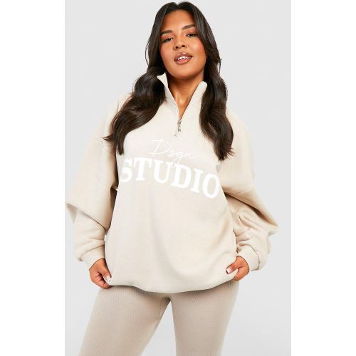 Sudadera Plus Con Cremallera A La Mitad Y Firma Dsgn Studio - boohoo - Modalova