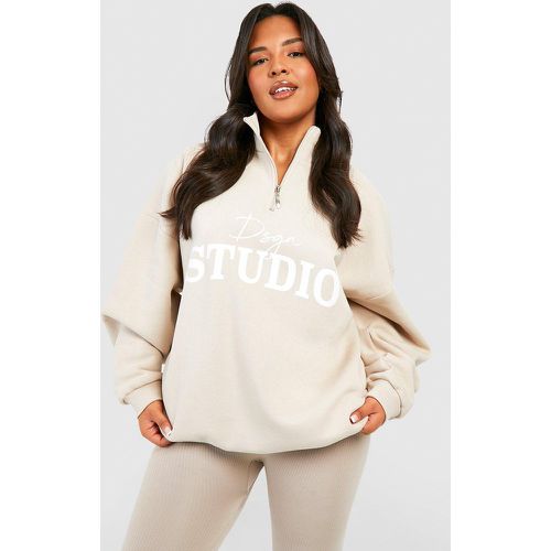 Felpa Plus Size con scritta Dsgn Studio e zip corta - boohoo - Modalova