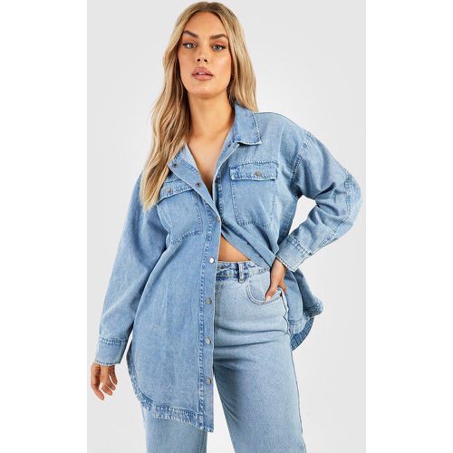 Camicia in denim Plus Size in lavaggio acido con tasche - boohoo - Modalova