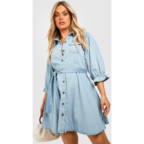 Vestito Skater Plus Size in denim con tasche e cintura - boohoo - Modalova