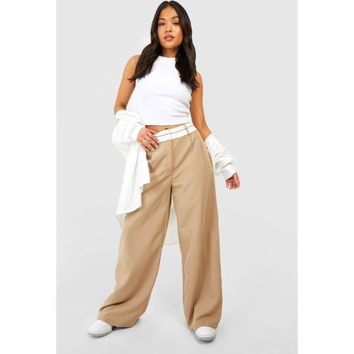 Pantaloni sartoriali Petite a gamba ampia con fascia in vita al rovescio - boohoo - Modalova