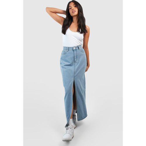 Gonna longuette Petite in denim in lavaggio chiaro con spacco frontale - boohoo - Modalova