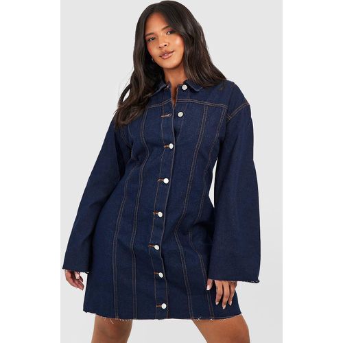 Vestito camicia Plus Size in denim con fondo grezzo - boohoo - Modalova