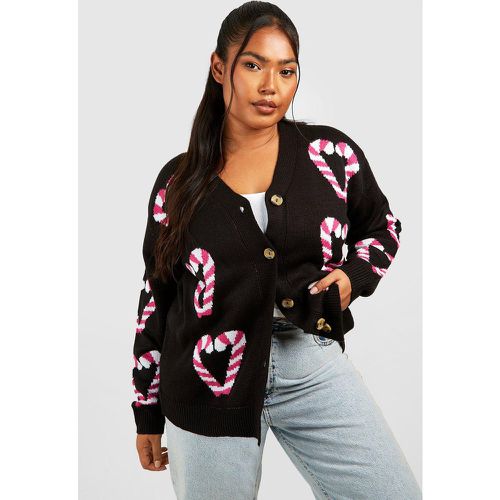 Cardigan natalizio Plus Size con bastoncini di zucchero - boohoo - Modalova