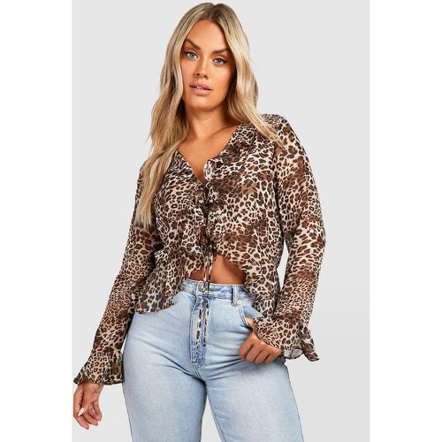 Blusa Plus Size con stampa leopardata, laccetti frontali e fondo arricciato - boohoo - Modalova