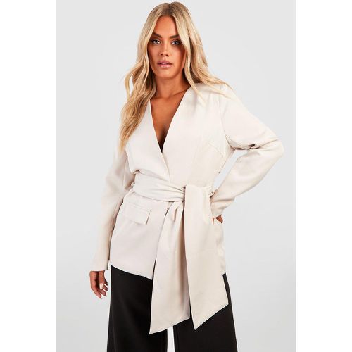 Blazer Plus Size in tessuto con tasche in vita e laccetti in vita - boohoo - Modalova