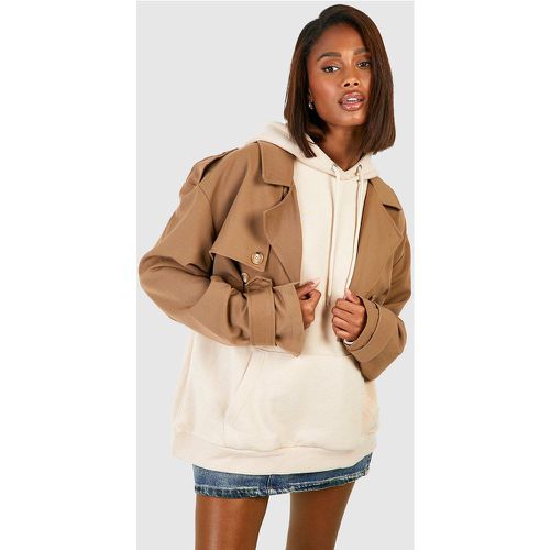 Cappotto Trench corto con spalline imbottite - boohoo - Modalova