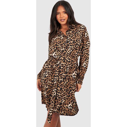 Vestito camicia Plus Size leopardato con cintura e maniche ad ala di pipistrello - boohoo - Modalova