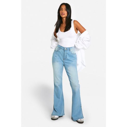 Jeans a zampa Petite Stretch modellanti sul retro - boohoo - Modalova