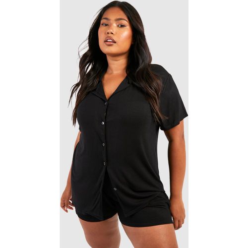 Camicia pigiama Plus Size a maniche corte in jersey effetto velluto con bottoni - boohoo - Modalova