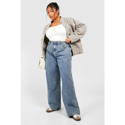 Jeans a gamba ampia Plus Size in denim - boohoo - Modalova