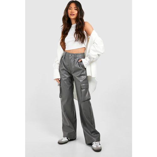 Pantaloni dritti in pelle sintetica con tasche Cargo - boohoo - Modalova