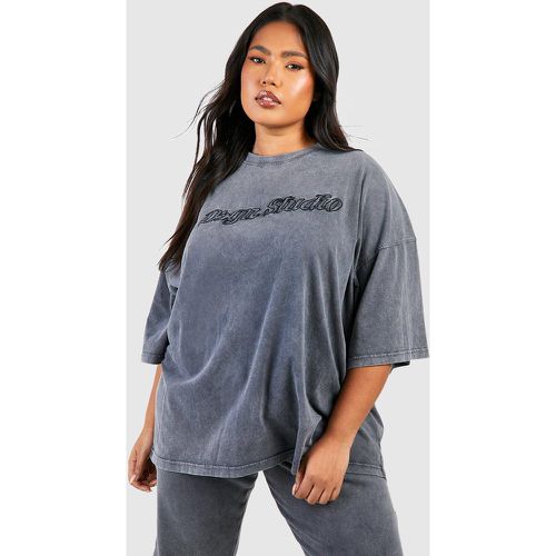 T-shirt Plus Size oversize in lavaggio acido con ricamo Dsgn Studio in rilievo - boohoo - Modalova