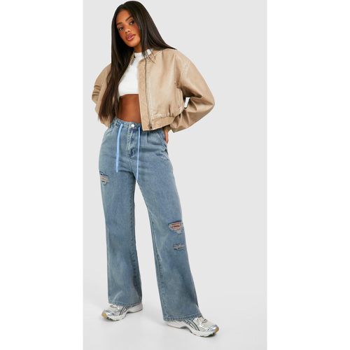 Jeans strappati con laccetti in vita e pieghe - boohoo - Modalova