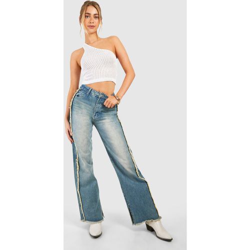 Jeans a gamba ampia con cuciture sfilacciate e fondo - boohoo - Modalova