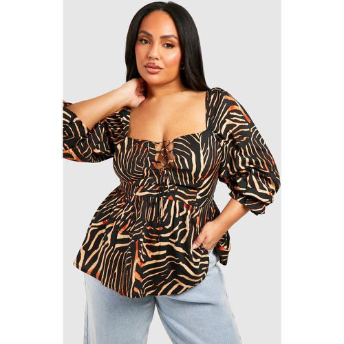 Top svasato Plus Size con stampa animalier e laccetti - boohoo - Modalova