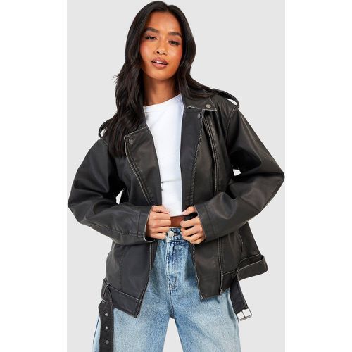 Giacca stile Biker Petite oversize vintage in pelle sintetica - boohoo - Modalova