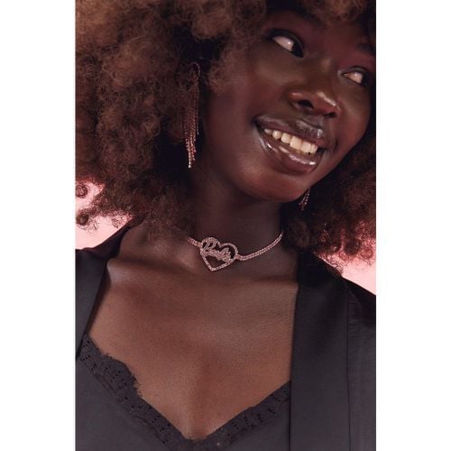 Choker Barbie decorato con cuori - boohoo - Modalova