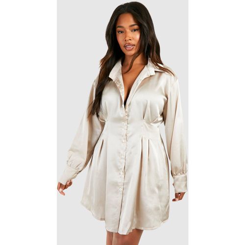 Vestito camicia Plus Size comodo in raso con coulisse in vita - boohoo - Modalova