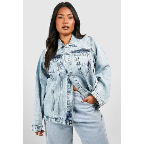 Giacca in denim Plus Size oversize in lavaggio acido con tasche - boohoo - Modalova