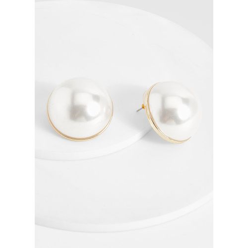 Oversized Pearl Stud Earrings - boohoo - Modalova