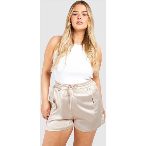 Pantaloncini Cargo Plus Size stile Utility in raso - boohoo - Modalova